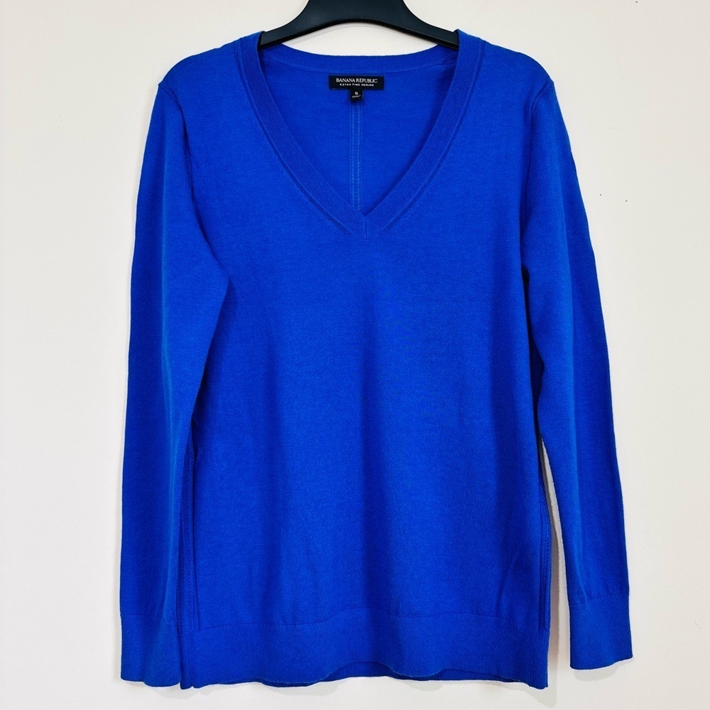 Banana Republic blue extra fine merino wool V-neck long sleeve pullover sweater